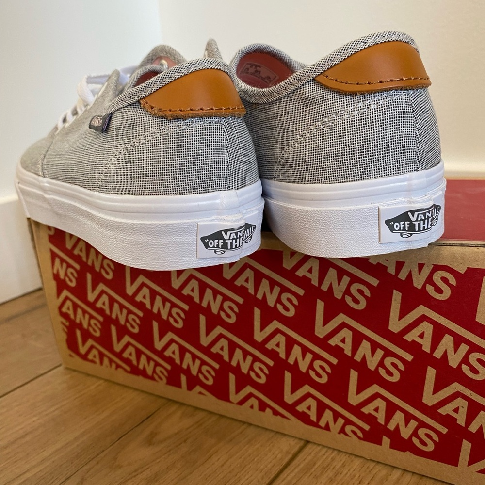 Women’s Camden Deluxe VANS - Size 6.5